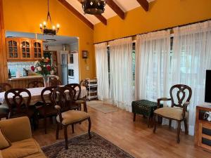 a living room with a dining room table and chairs at Acogedora casa en Pingueral in Concepción