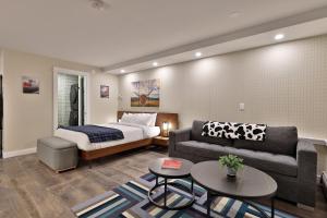 a living room with a bed and a couch at NEW Killington Studio with Kitchenette, WiFi, TV, Fireplace, Close to Resort on the Shuttle Route, 213 condo in Killington +15 photos