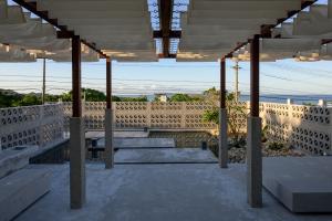 un patio con escaleras y una valla de madera en MEGURU l 巡 en Isla Ishigaki