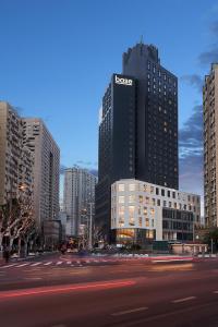 un gran edificio con la palabra brasil en una ciudad en base-SUHE Serviced Apartment en Shanghái
