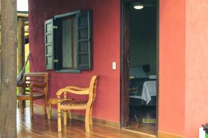 a room with a table and chairs and a bedroom at Pousada Chalés do Rancho Canastra in Vargem Bonita