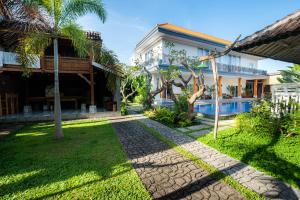 - une vue sur la cour d'une villa dans l'établissement Kubu Kirana by Supala, à Ubud