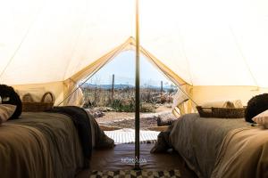 Postel nebo postele na pokoji v ubytování Nomada Glamping & Aguas Termales - San Miguel de Allende X NANTLI LIVING