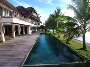 RondaVilla Presito的海滨度假胜地,设有游泳池