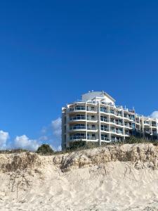 ein Gebäude auf einem Sandstrand in der Unterkunft Regency on the Beach in Gold Coast