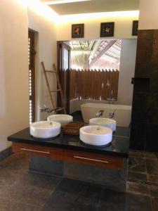 a bathroom with two sinks and a large mirror at Villa Presito in Ronda