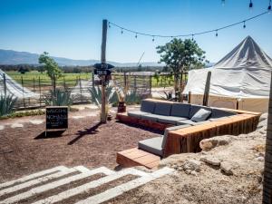 Nespecifikovaný výhled na hory nebo výhled na hory při pohledu z luxury tent