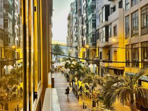 einen Blick aus dem Fenster einer Stadtstraße in der Unterkunft Affordable holiday accommodation for large families and groups at Las Canteras beach with 3 Bedrooms and Free Parking in Las Palmas de Gran Canaria