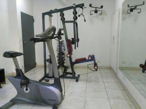 un gimnasio con cinta de correr en una habitación en Luminoso monoambiente con pileta y gym Villa Crespo Movistar Arena en Buenos Aires