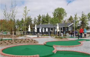 a golf course in front of a house at Blvandslyst in Blåvand