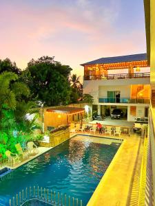 uma imagem de uma casa com piscina em Awa De Mar Hotel em Tolú