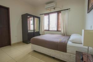 un dormitorio con una cama y una ventana en Bali Paradise Apartments, en Sanur 48 fotos más