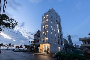 um edifício branco alto numa rua da cidade em Mercury Beach DaNang em Da Nang