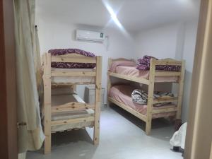 מיטה או מיטות קומותיים בחדר ב-Belgrano 658 Nqn - Piso 1 Dto 2