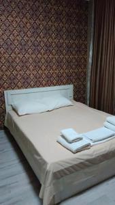 מיטה או מיטות בחדר ב-Кольсайские озера, гостиница Айару