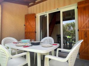 Patio lub wspólna przestrzeń na świeżym powietrzu w obiekcie Maison Studio Mezzanine avec Terrasse, Parking Privé et Plagette à Proximité - 4 Couchages, Gruissan - FR-1-229-849
