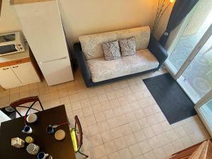 Kuchnia lub aneks kuchenny w obiekcie Maison Studio Mezzanine avec Terrasse, Parking Privé et Plagette à Proximité - 4 Couchages, Gruissan - FR-1-229-849