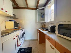 Kuchnia lub aneks kuchenny w obiekcie Maison Studio Mezzanine avec Terrasse, Parking Privé et Plagette à Proximité - 4 Couchages, Gruissan - FR-1-229-849
