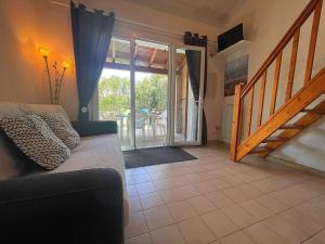 Część wypoczynkowa w obiekcie Maison Studio Mezzanine avec Terrasse, Parking Privé et Plagette à Proximité - 4 Couchages, Gruissan - FR-1-229-849