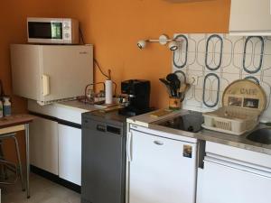 cocina con nevera y lavavajillas en Studio Hyères, 1 pièce, 4 personnes - FR-1-335-186, en Hyères