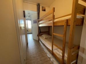 Posteľ alebo postele v izbe v ubytovaní Studio cabine avec loggia vitrée, à 100m de la plage, proche commerces et activités à Sète - FR-1-338-492