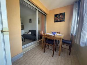 Posedenie v ubytovaní Studio cabine avec loggia vitrée, à 100m de la plage, proche commerces et activités à Sète - FR-1-338-492 + 13 fotografií