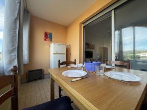 Kuchyňa alebo kuchynka v ubytovaní Studio cabine avec loggia vitrée, à 100m de la plage, proche commerces et activités à Sète - FR-1-338-492