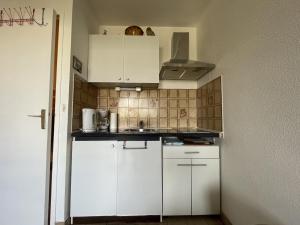 Kuchyňa alebo kuchynka v ubytovaní Studio cabine avec loggia vitrée, à 100m de la plage, proche commerces et activités à Sète - FR-1-338-492