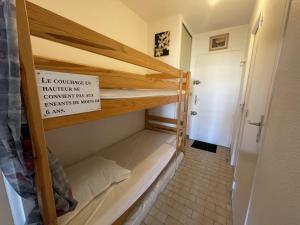 Posteľ alebo postele v izbe v ubytovaní Studio cabine avec loggia vitrée, à 100m de la plage, proche commerces et activités à Sète - FR-1-338-492