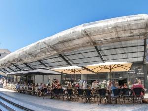 Reštaurácia alebo iné gastronomické zariadenie v ubytovaní Studio cabine avec loggia vitrée, à 100m de la plage, proche commerces et activités à Sète - FR-1-338-492