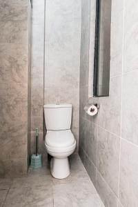 łazienka z białą toaletą w kabinie w obiekcie StayEasy Tsavo w mieście Nairobi