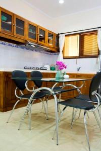 cocina con mesa y 2 sillas en Bali Paradise Apartments, en Sanur