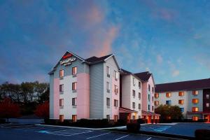 un edificio de hotel con un arco iris en el cielo en TownePlace Suites by Marriott Harrisburg Hershey, en Harrisburg