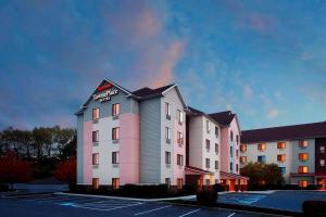 um edifício de hotel com um arco-íris no céu em TownePlace Suites by Marriott Harrisburg Hershey em Harrisburg