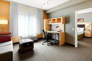 A kitchen or kitchenette at TownePlace Suites by Marriott Harrisburg Hershey