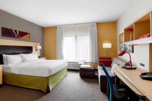 Habitación de hotel con cama y escritorio en TownePlace Suites by Marriott Harrisburg Hershey en Harrisburg