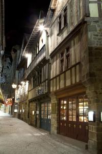 une rue vide dans un vieux bâtiment la nuit dans l'établissement Auberge Saint Pierre, au Mont-Saint-Michel