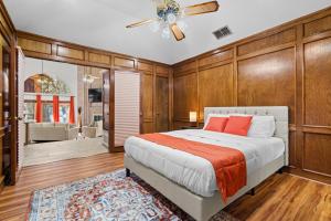 a bedroom with a bed and a ceiling fan at Villa Española in San Antonio