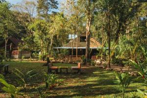 una casa en medio de un patio en Hostal El Nawal, en Lanquín