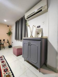 Habitación con cocina con fregadero y calentador. en Roof for rent, Street 9, Maadi, en El Cairo