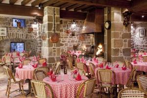 - un restaurant avec des tables et des chaises avec des serviettes rouges dans l'établissement Auberge Saint Pierre, au Mont-Saint-Michel