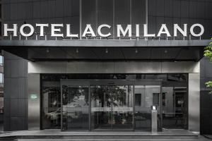 un cartello Hotel Miami sul lato di un edificio di AC Hotel Milano by Marriott a Milano