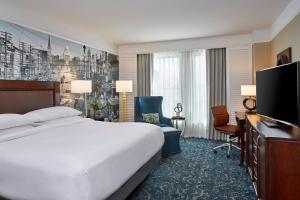 蒙哥馬利的住宿－蒙哥馬利會議中心萬麗Spa酒店，酒店客房配有一张床、一张书桌和一台电视。