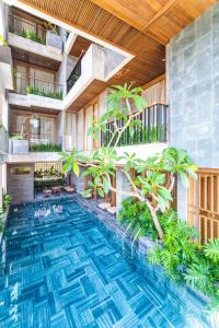 una piscina cubierta con plantas en un edificio en Bonny Boutique Hotel Da Nang en Da Nang