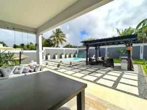 sala de estar con mesa y patio en The West House Pool Home in Aguadilla, Puerto Rico, en Aguadilla