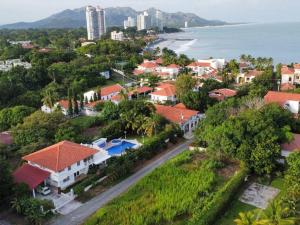 uma vista aérea de uma cidade junto ao oceano em Casa Villa Serena Coronado em Chame