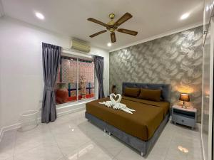 a bedroom with a bed and a ceiling fan at VIEW TALAY VILLAs POOL 119, JOMTIEN BEACH, PATTAYA in Jomtien Beach