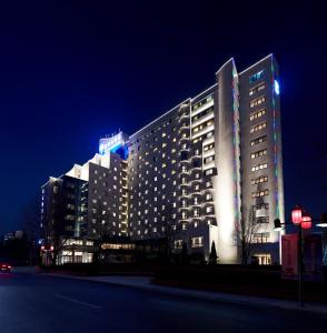 um grande edifício com luzes acesas à noite em 潍坊富华大酒店b座 em Weifang