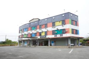 um edifício com janelas coloridas num parque de estacionamento em SY JERANTUT HOTEL em Jerantut