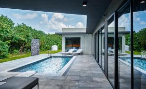 - Vistas al exterior de una casa con piscina en Villa El Cielo Ishigaki, en Ishigaki Island